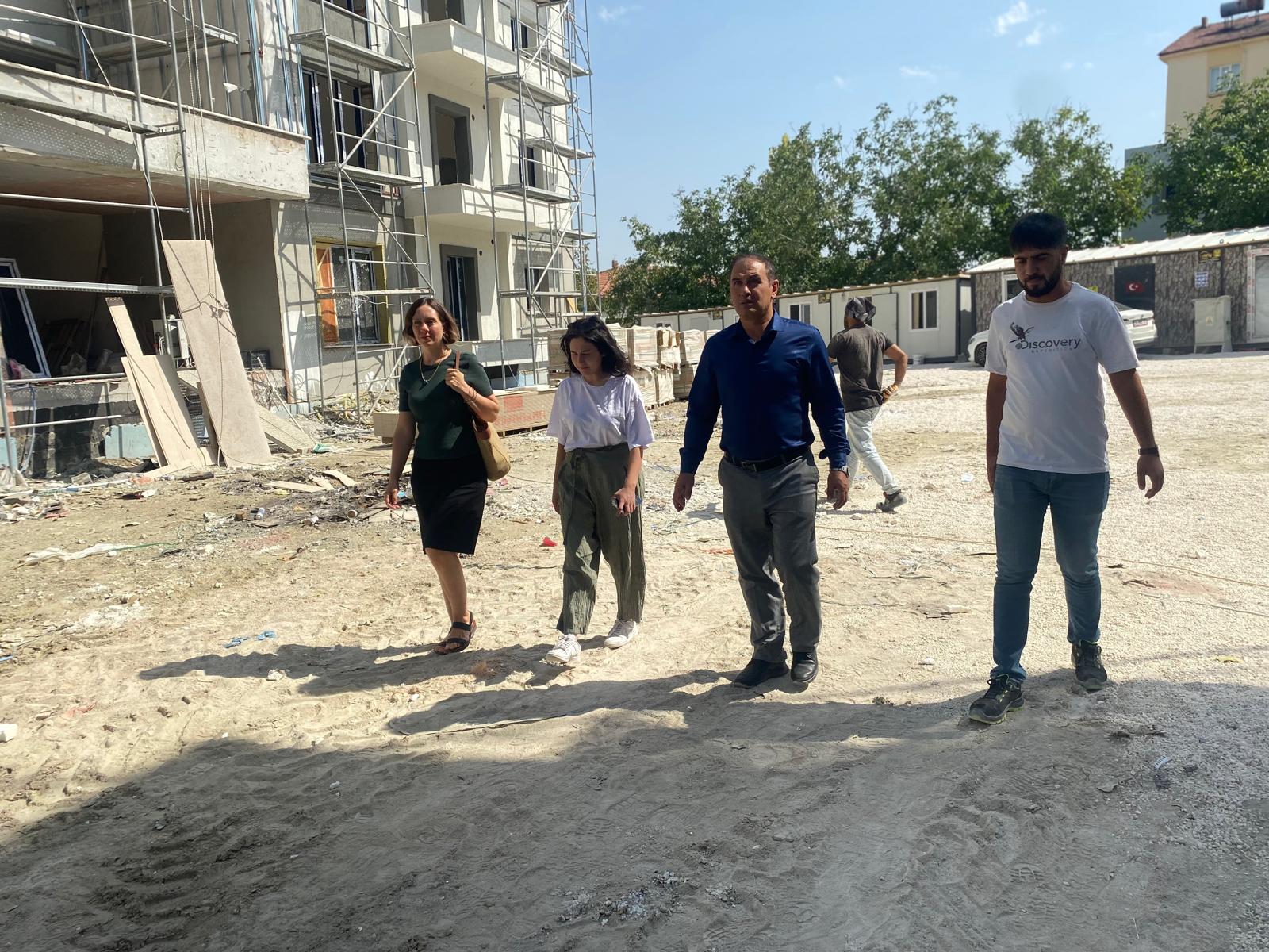 Kemer İlçemizde Bakanlığımız tarafından yapımı devam eden Toki Konutlarında İl Müdürümüz Sayın Ali ZEREN ve İl Müdür Yardımcımız Sayın Serçin Berita FOTO tarafından yerinde incelemelerde bulunuldu, süreçler hakkında yetkililerden bilgi alındı.
