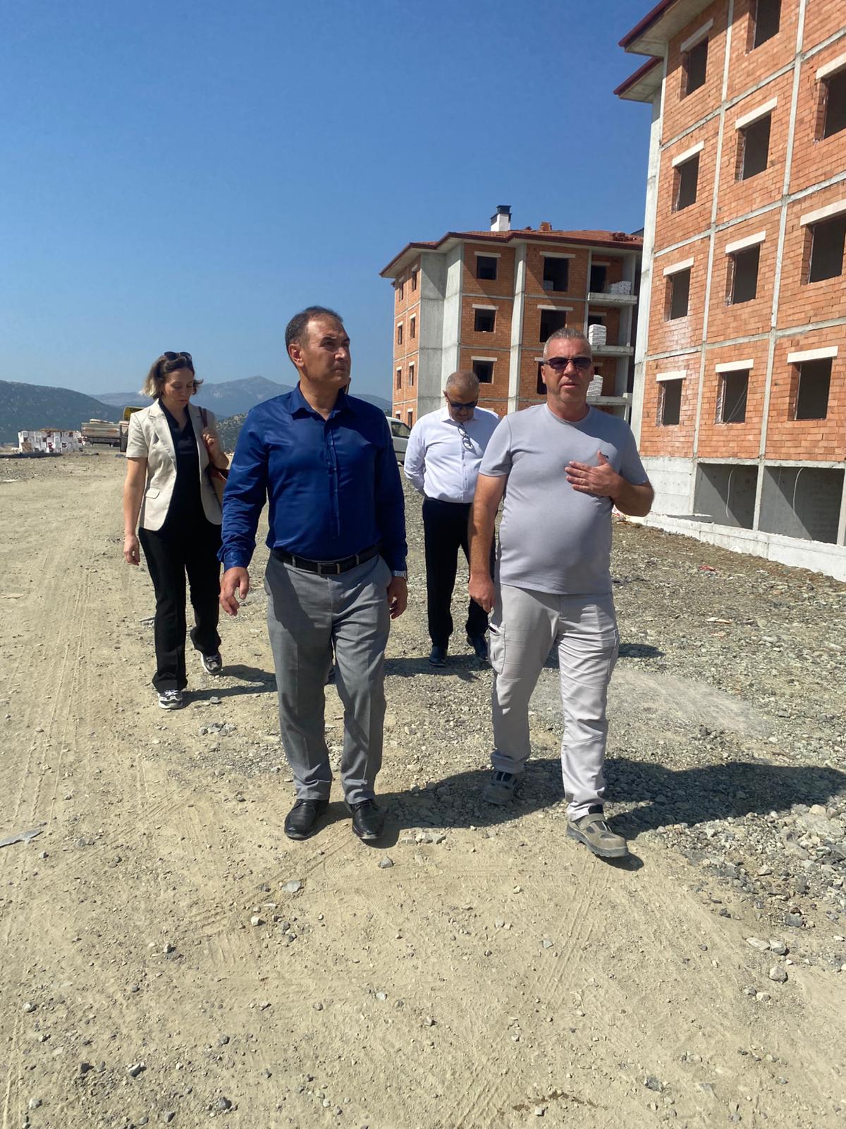 TOKİ Tarafından yapımları devam eden Tefenni, Çavdır ve Altınyayla İlçelerimizde konut projeleri ve Gölhisar Devlet Hastanesi ek bina inşaatlarında yerinde incelemelerde bulunuldu.