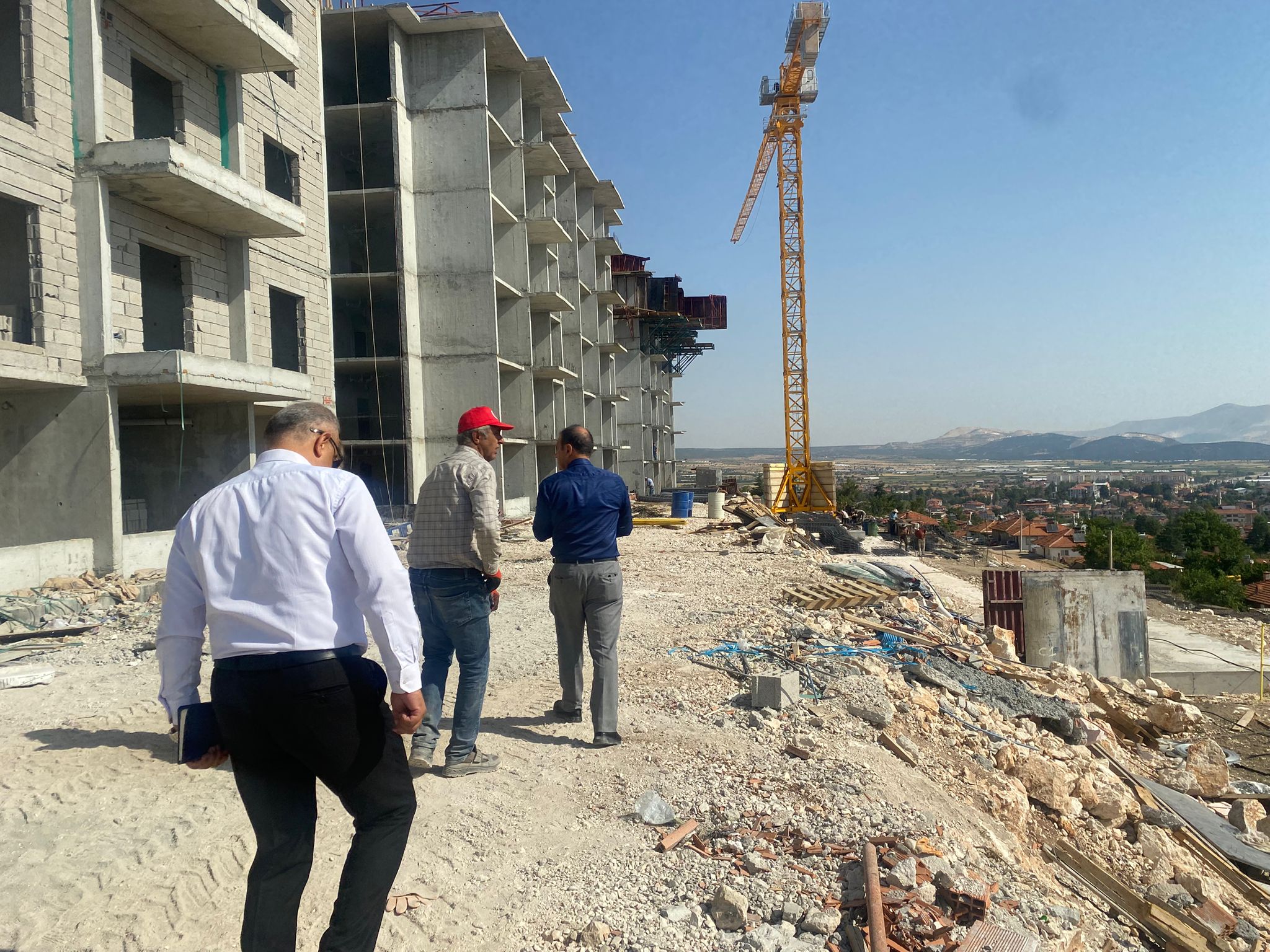 TOKİ Tarafından yapımları devam eden Tefenni, Çavdır ve Altınyayla İlçelerimizde konut projeleri ve Gölhisar Devlet Hastanesi ek bina inşaatlarında yerinde incelemelerde bulunuldu.