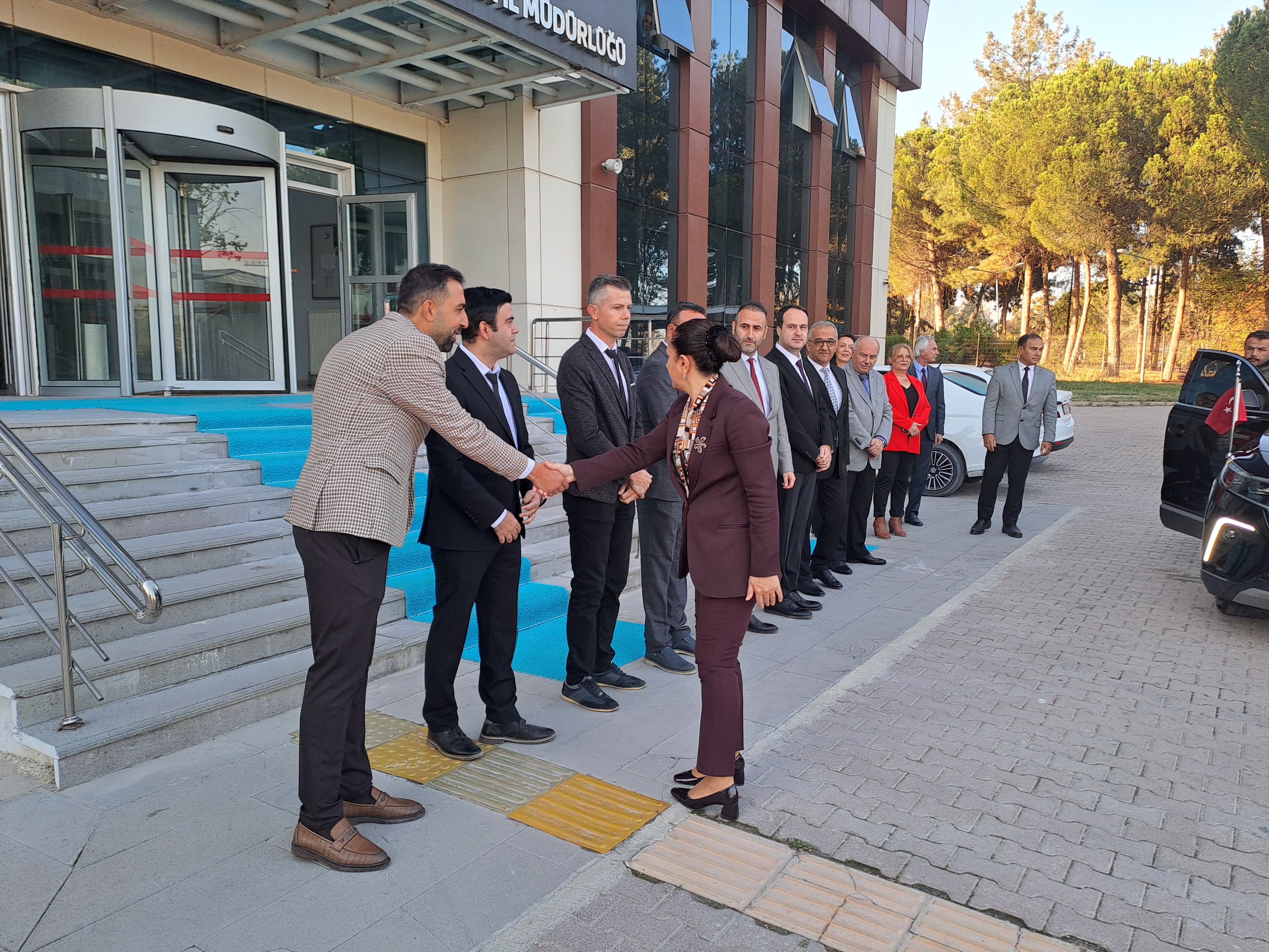 Valimiz Sayın Tülay Baydar BİLGİHAN, İl Müdürlüğümüzü ziyaret etti. Müdürlük personeli ile toplantı yapan Sn. Valimiz, İl Müdürümüz Ali Zeren'den yapılan planlama, yapım, dönüşüm ve çevre yönetimine ilişkin brifing aldı.