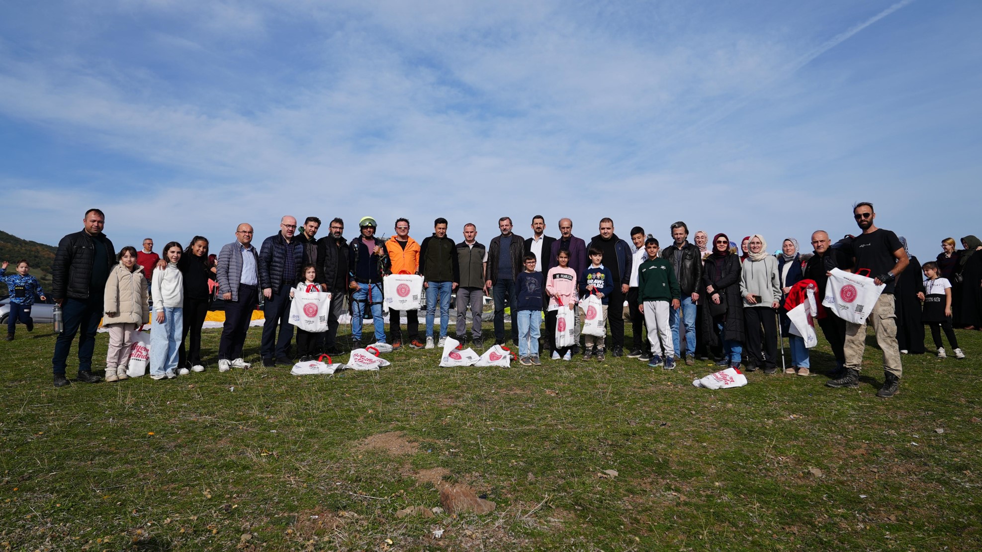 Doğa İçin Kanatlandılar: Öğrenciler Kompostla Hazırlanan Tohum Toplarını Yamaç Paraşütüyle Serpti
