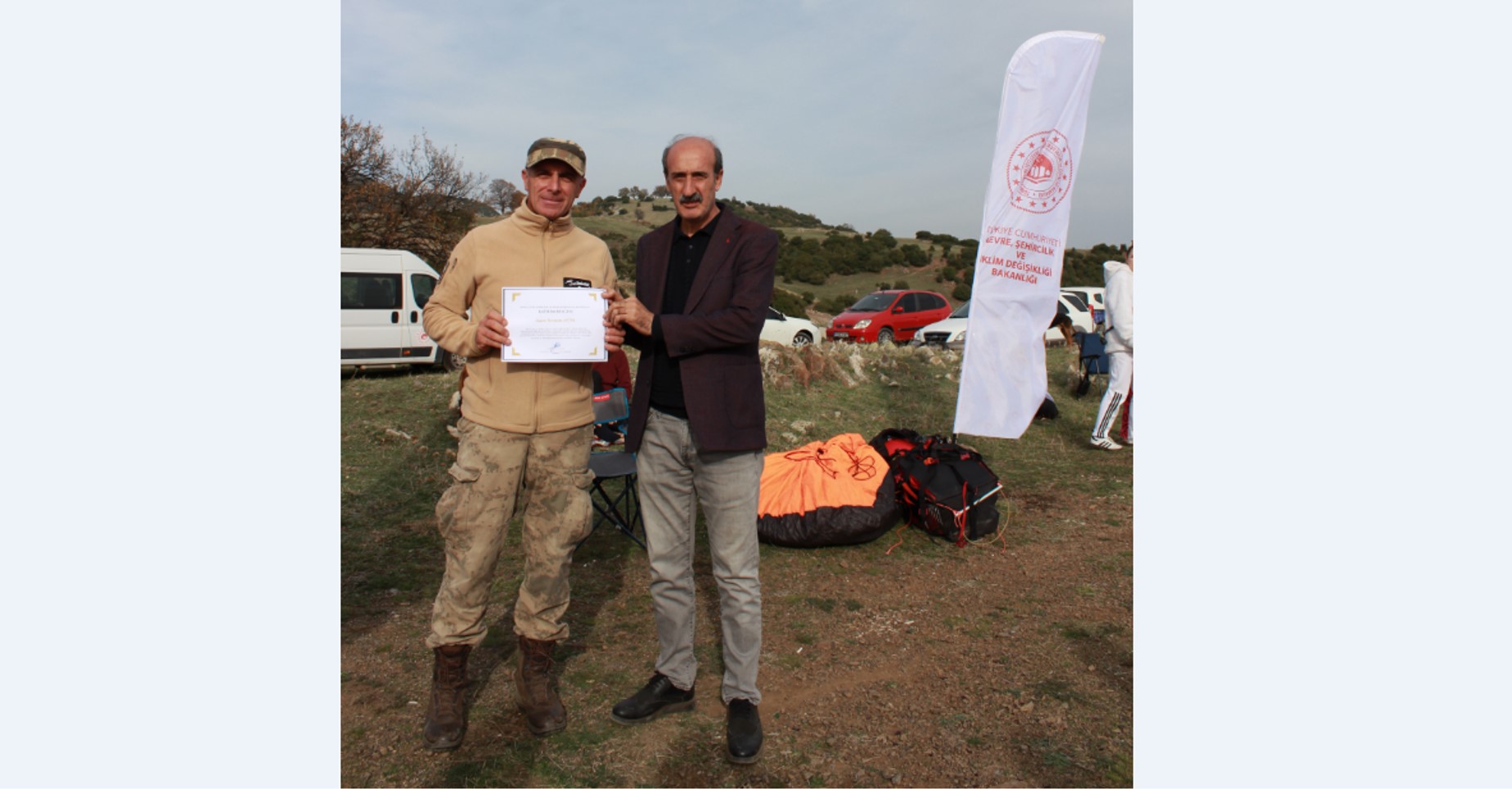 Doğa İçin Kanatlandılar: Öğrenciler Kompostla Hazırlanan Tohum Toplarını Yamaç Paraşütüyle Serpti