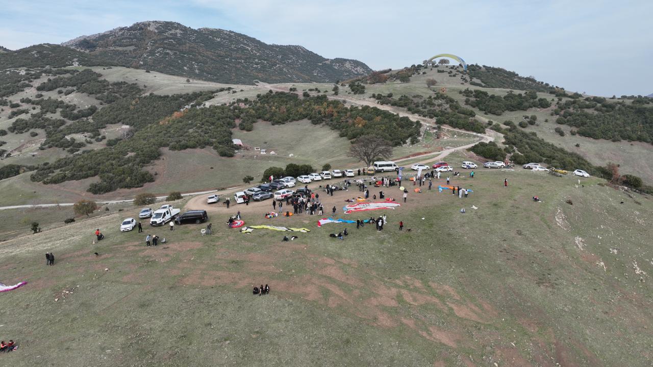 Doğa İçin Kanatlandılar: Öğrenciler Kompostla Hazırlanan Tohum Toplarını Yamaç Paraşütüyle Serpti