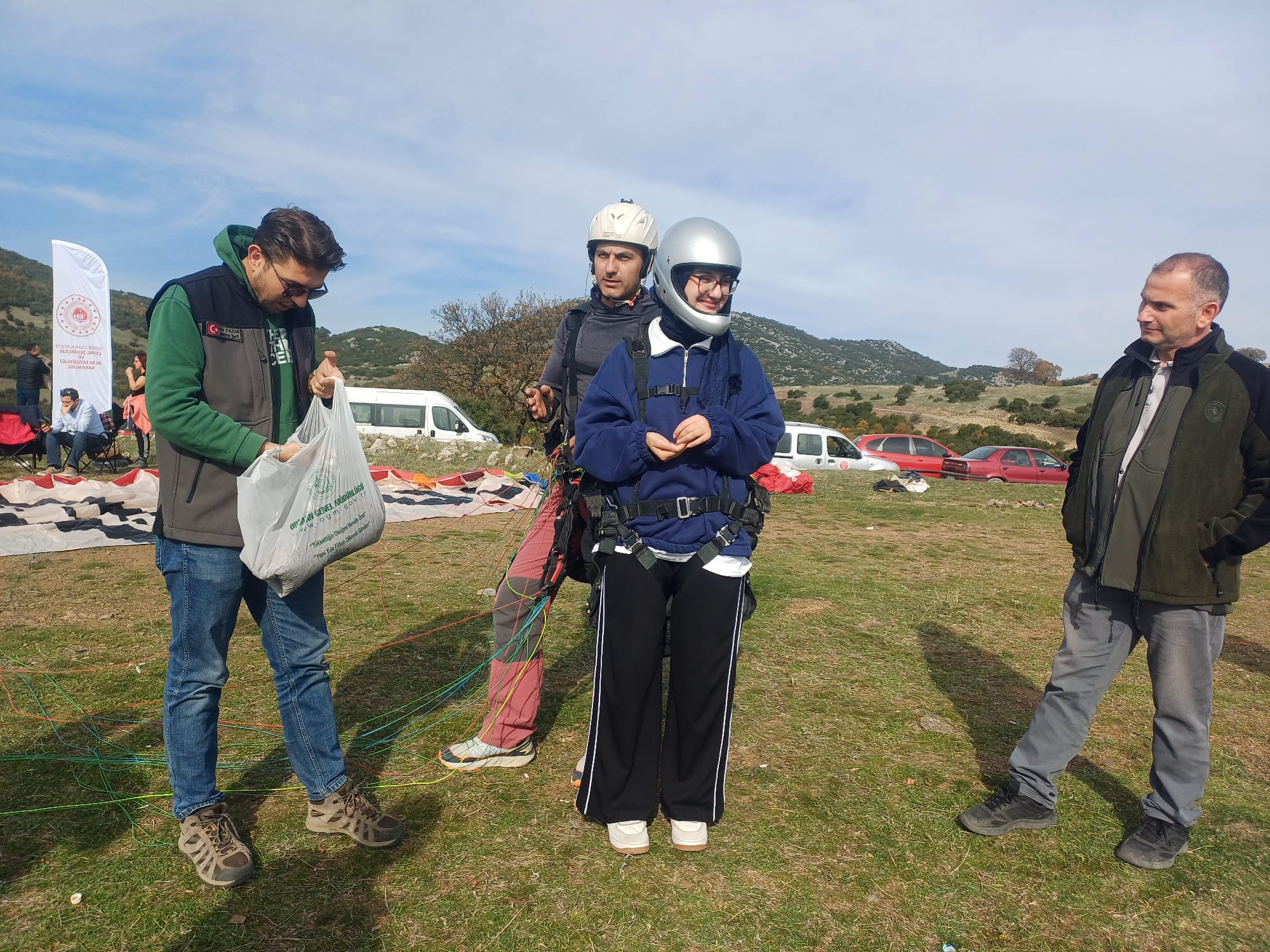 Doğa İçin Kanatlandılar: Öğrenciler Kompostla Hazırlanan Tohum Toplarını Yamaç Paraşütüyle Serpti