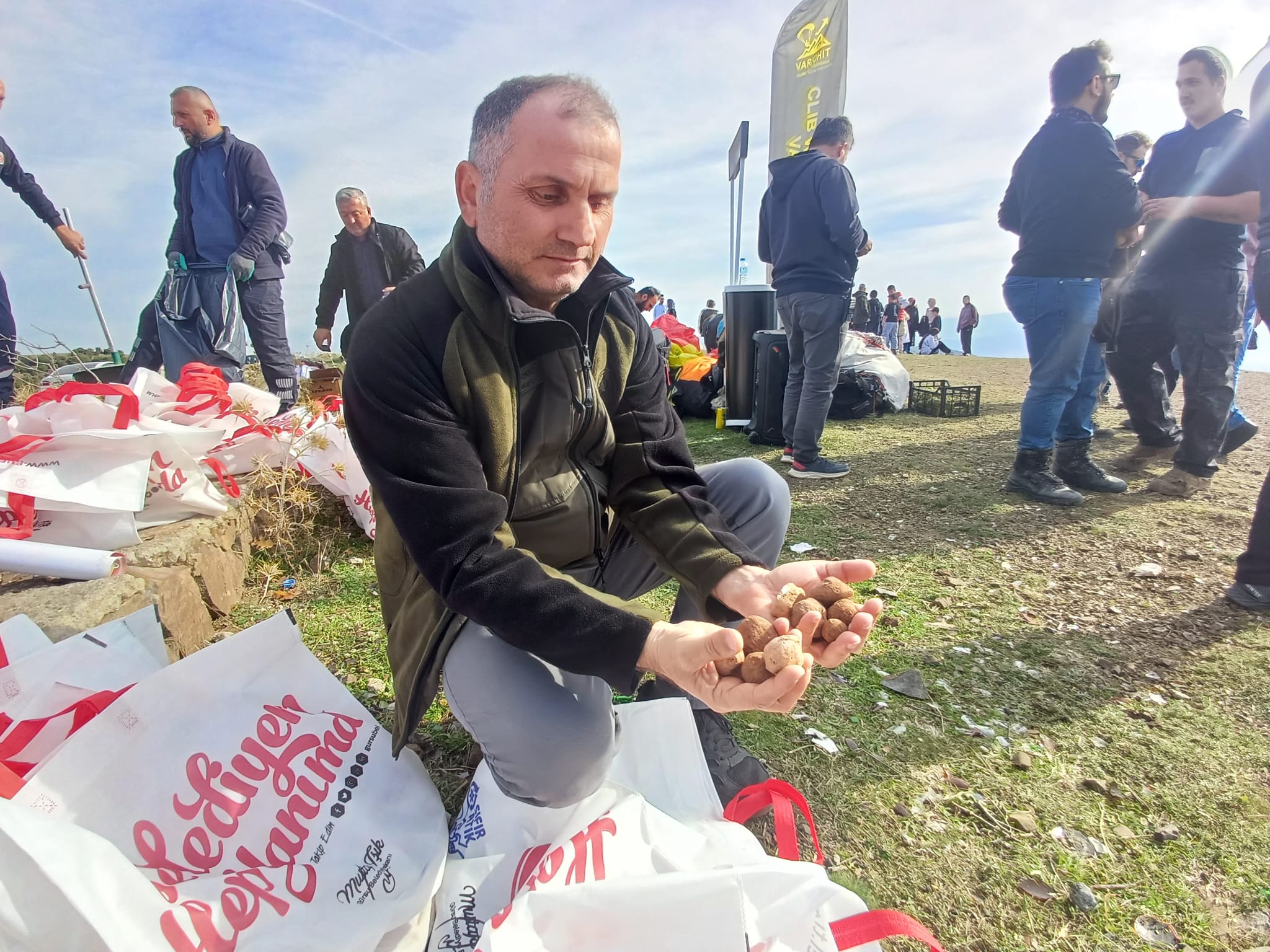 Doğa İçin Kanatlandılar: Öğrenciler Kompostla Hazırlanan Tohum Toplarını Yamaç Paraşütüyle Serpti