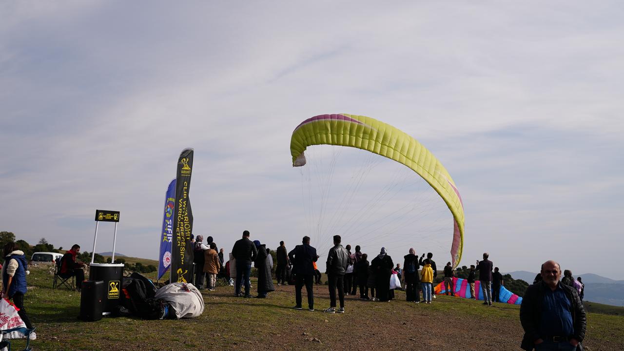 Doğa İçin Kanatlandılar: Öğrenciler Kompostla Hazırlanan Tohum Toplarını Yamaç Paraşütüyle Serpti