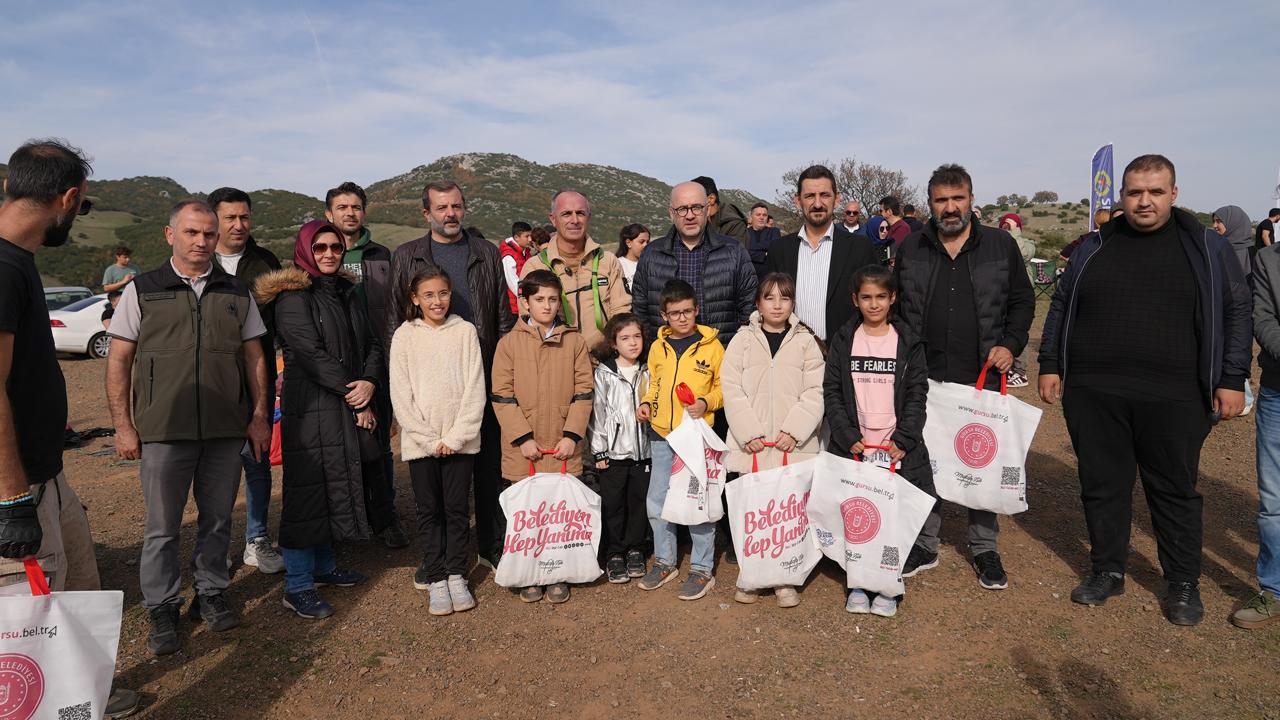 Doğa İçin Kanatlandılar: Öğrenciler Kompostla Hazırlanan Tohum Toplarını Yamaç Paraşütüyle Serpti