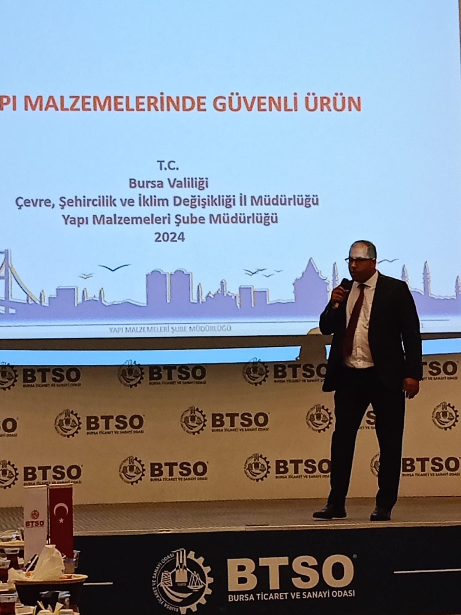 Ürün Güvenliği Haftası” kapsamında İlimizde faaliyet gösteren Agrega üreticilerine İl Müdürlüğümüz Toplantı salonunda bilgilendirme toplantısı düzenlenmiş olup yanı sıra Bursa Ticaret ve Sanayi Odasında İnşaat komitelerinin katılım gösterdiği “Yapı Malzem