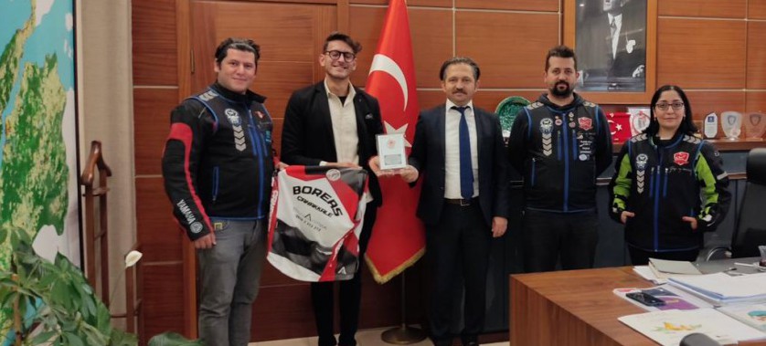 Boreas Çanakkale Bisiklet Grubu ve  Ferdi GÜVENÇ İl Müdürümüz Bekir Çelen'i makamında ziyaret etti.