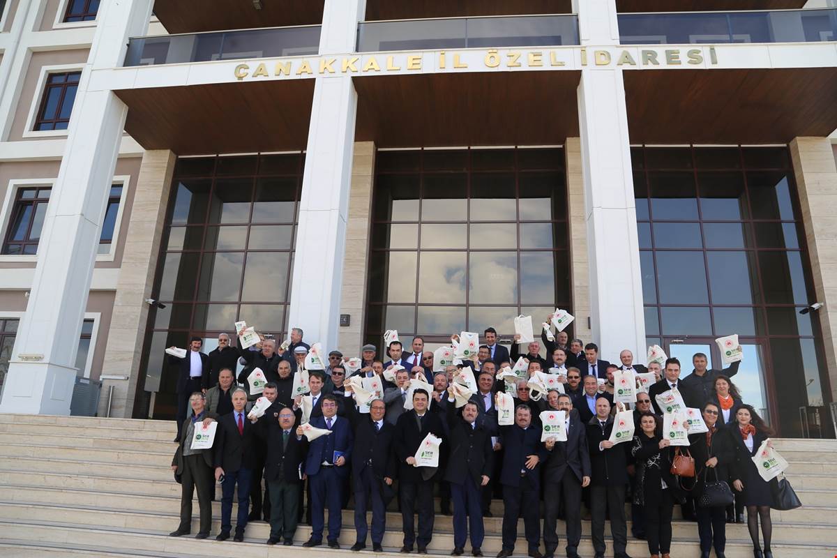 MUHTARLARIMIZA SIFIR ATIK BEZ ÇANTALARI DAĞITILDI