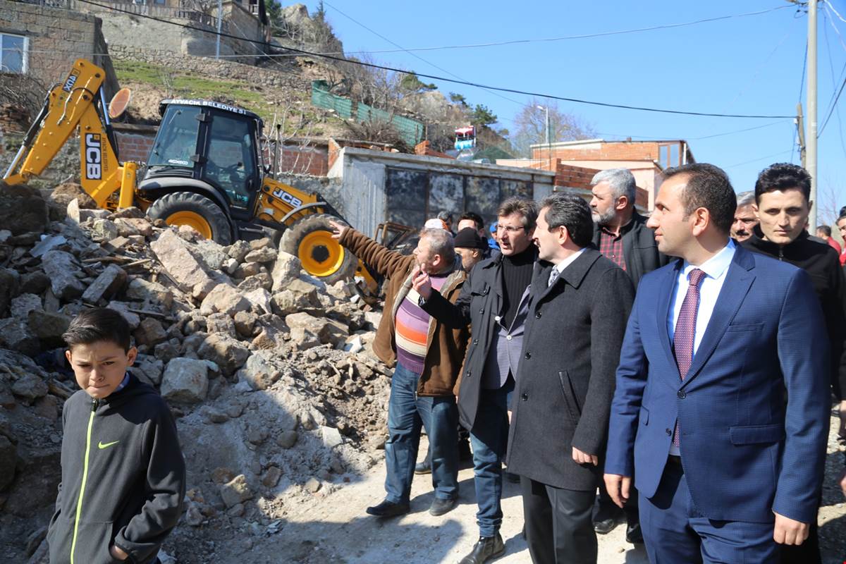 VALİ ORHAN TAVLI, DEPREM BÖLGESİNDE İNCELEMELERDE BULUNDU