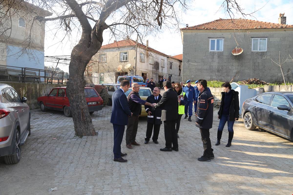 VALİ ORHAN TAVLI, DEPREM BÖLGESİNDE İNCELEMELERDE BULUNDU