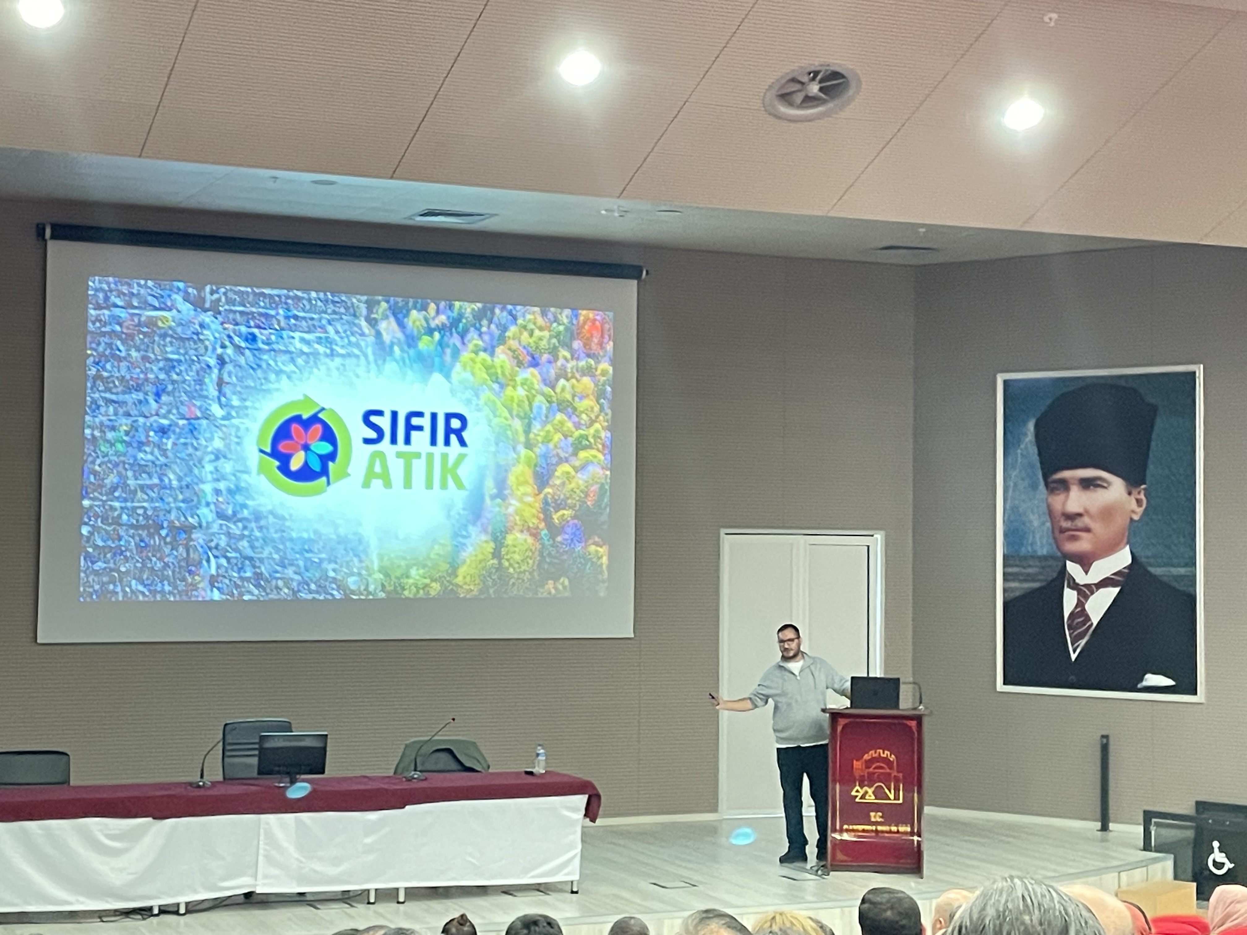 Eğitim Şube Müdürü Rabia DÜZDEMİR’in açılış konuşması ile başlamış olup Çevre Mühendisi Mustafa TÜRKYILMAZ’ın sunumu ile tamamlanmıştır.