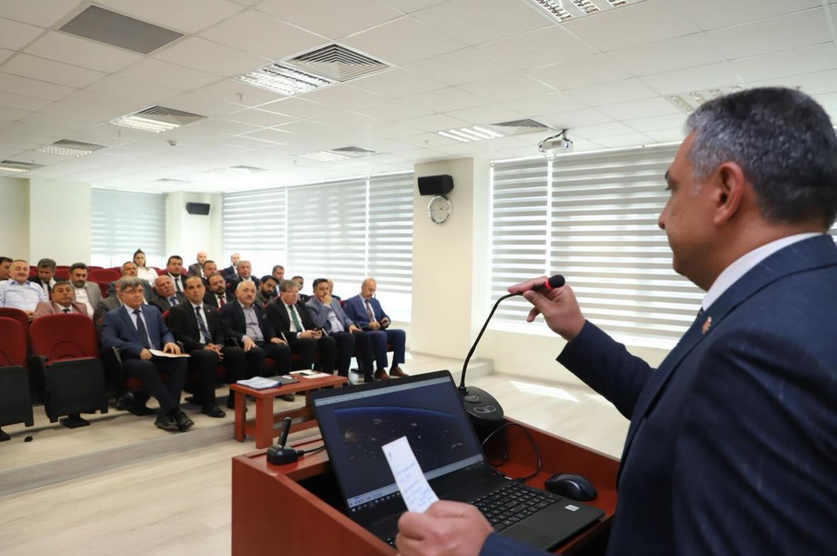 Valimiz Sn. M. Fırat TAŞOLAR ilimiz belediye Başkanlarıyla bilgilendirme toplantısında bir araya geldi.