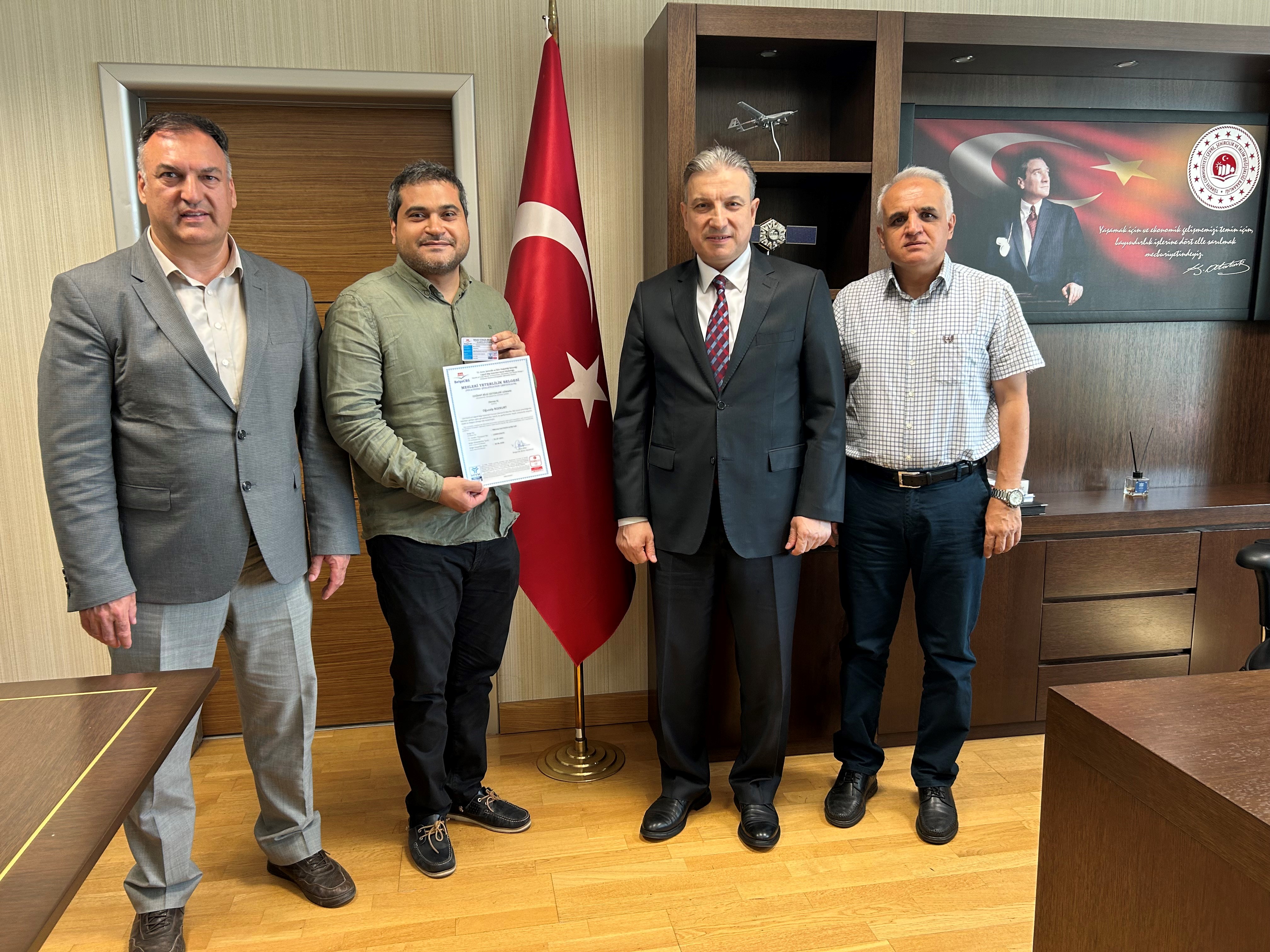 CBS Uzmanı (Seviye 6) Mesleki Yeterlilik Belgesini Almaya Hak Kazanan 100'üncü Kişiye Belgesi Verildi