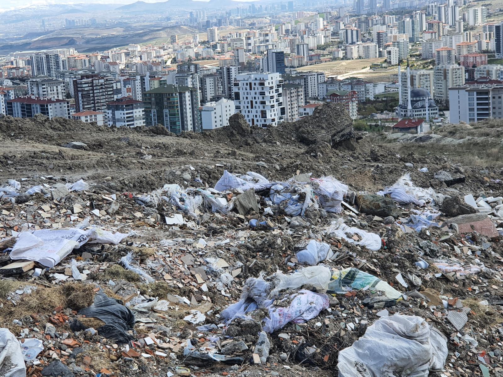 BAKANLIĞIN UYARISINA RAĞMEN ARAZİYE DÖKÜLEN ÇÖPLERİ TOPLAMAYAN BELEDİYEYE CEZA