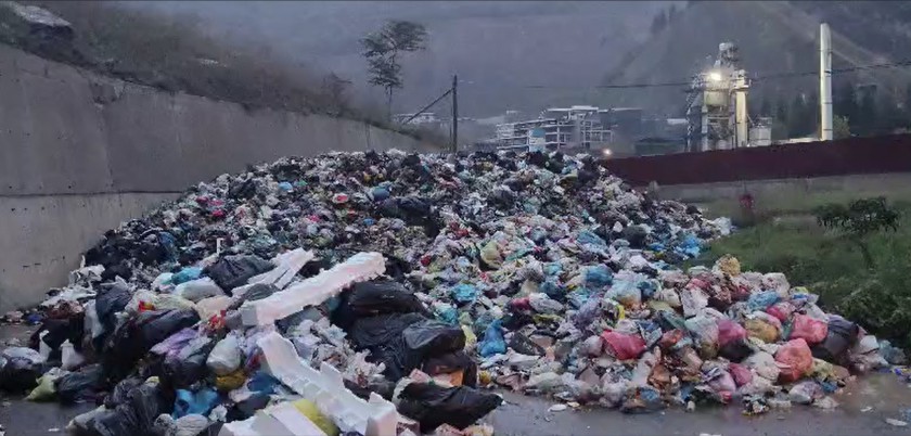 Çevre, Şehircilik ve İklim Değişikliği Bakanlığı ekipleri, Trabzon’a bağlı Ortahisar Belediyesi’ne ilçede topladıkları 150 ton çöpü yol kenarına döktüğü gerekçesiyle 2 milyon 598 bin TL ceza uyguladı.