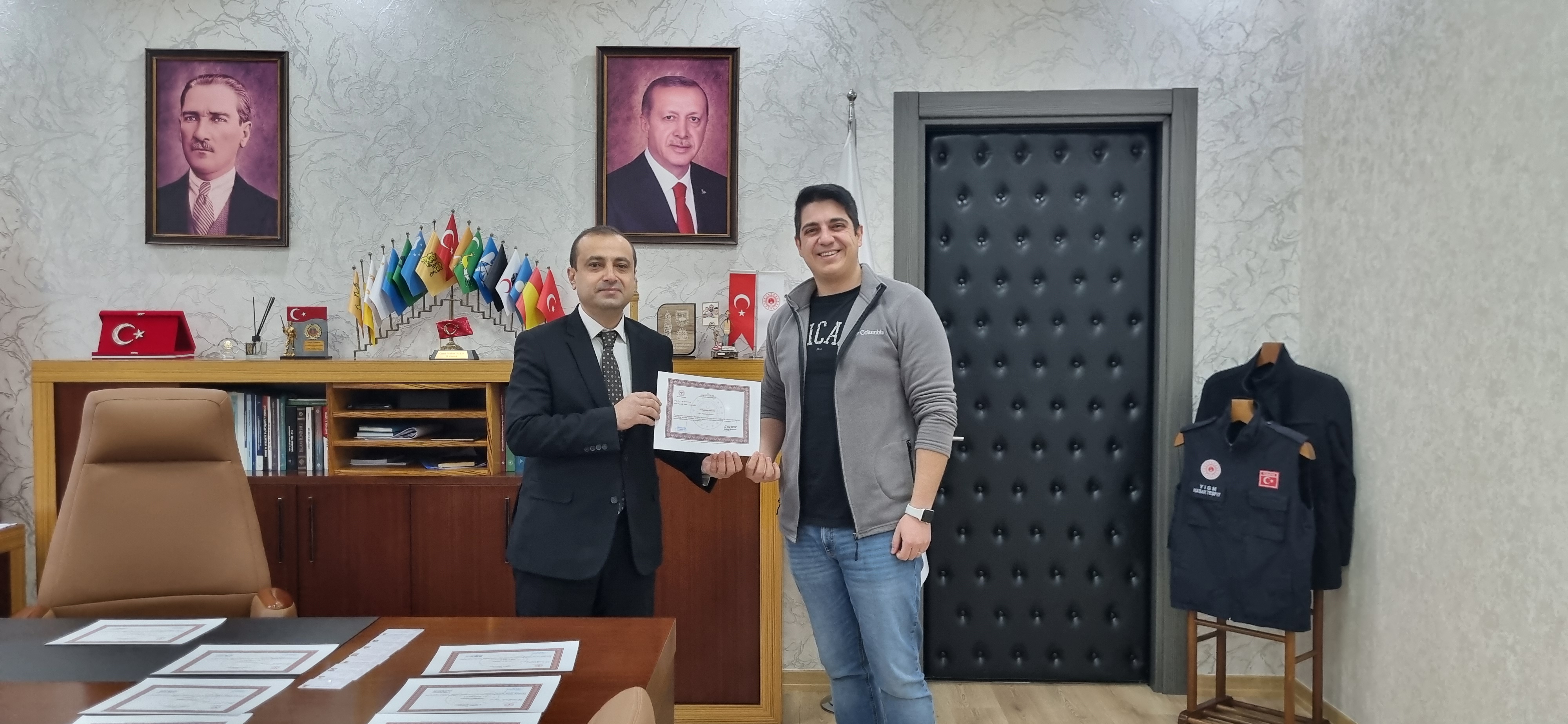 Düzenlenen İlk Yardım Eğitimlerini başarı ile tamamlayan İl Müdürlüğümüz personellerine başarı belgeleri İl Müdürü Cemal İbrahim YALÇIN tarafından takdim edilmiştir.