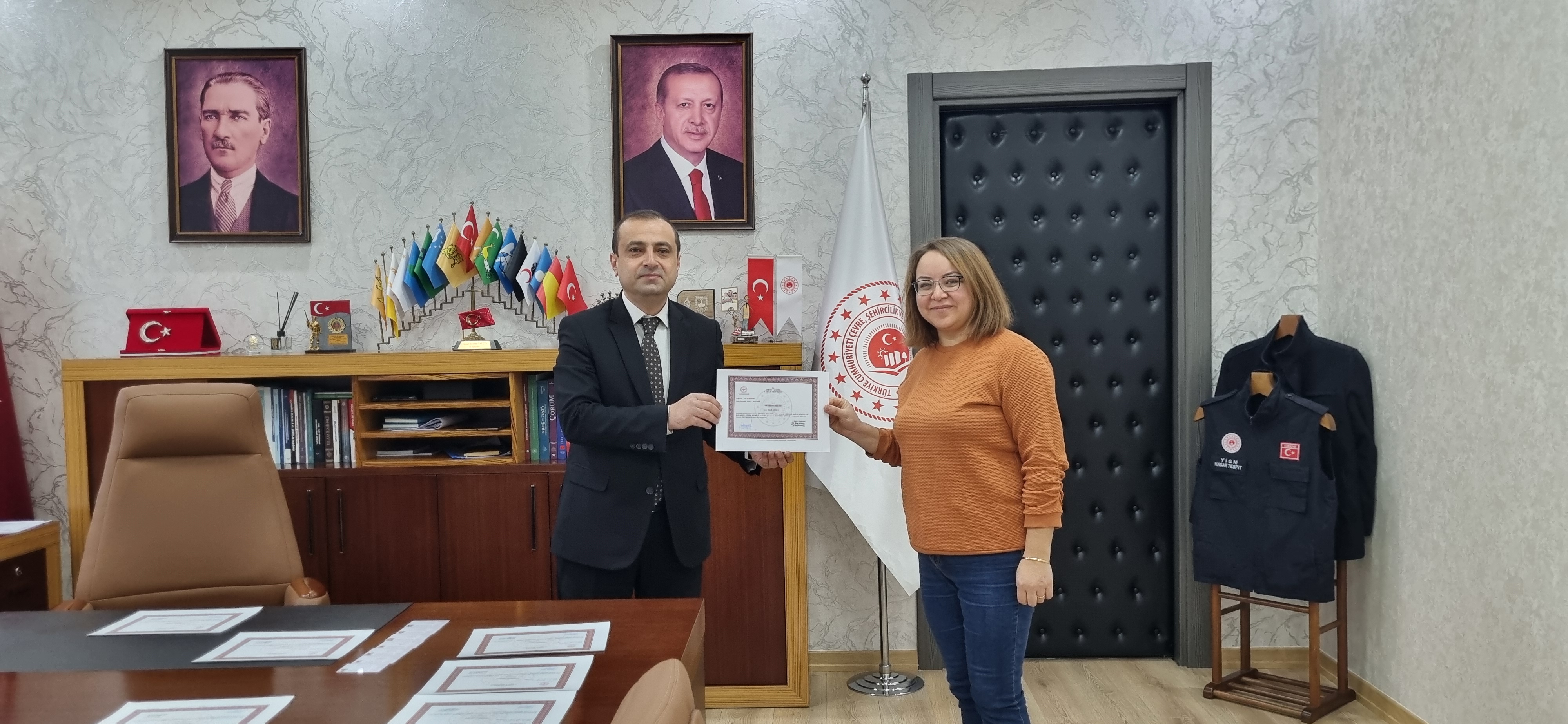 Düzenlenen İlk Yardım Eğitimlerini başarı ile tamamlayan İl Müdürlüğümüz personellerine başarı belgeleri İl Müdürü Cemal İbrahim YALÇIN tarafından takdim edilmiştir.