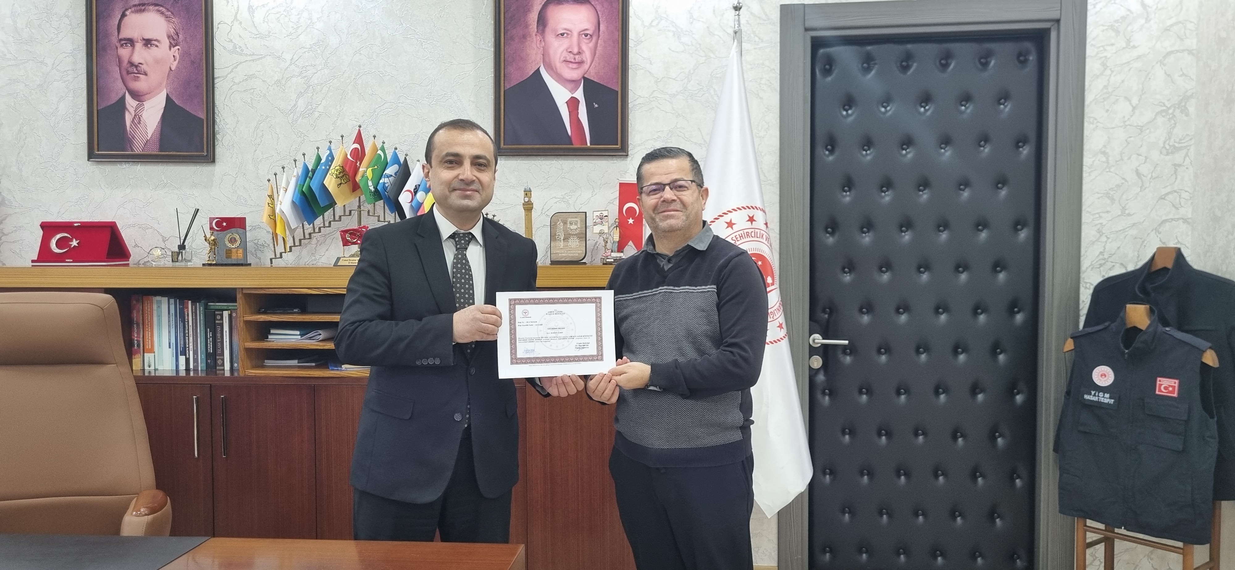 Düzenlenen İlk Yardım Eğitimlerini başarı ile tamamlayan İl Müdürlüğümüz personellerine başarı belgeleri İl Müdürü Cemal İbrahim YALÇIN tarafından takdim edilmiştir.