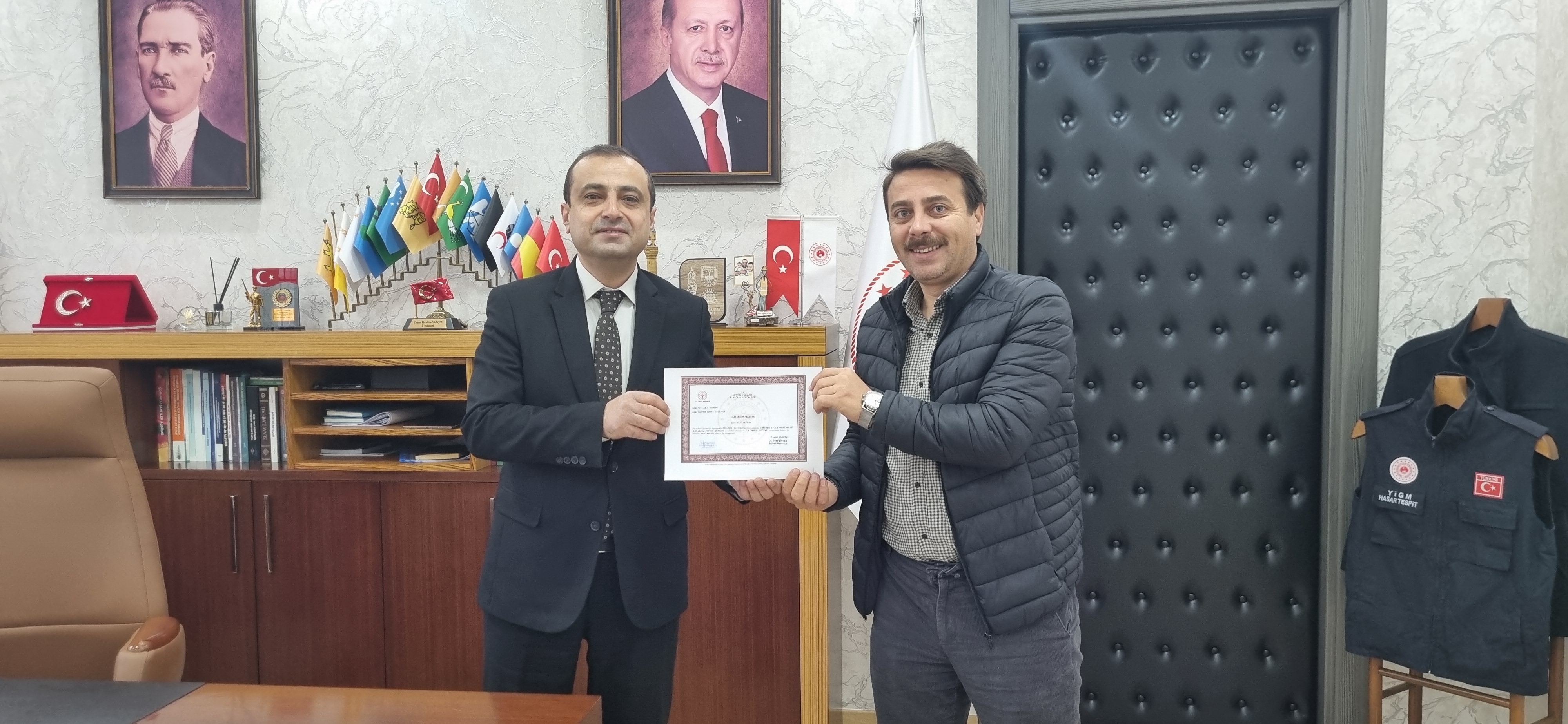 Düzenlenen İlk Yardım Eğitimlerini başarı ile tamamlayan İl Müdürlüğümüz personellerine başarı belgeleri İl Müdürü Cemal İbrahim YALÇIN tarafından takdim edilmiştir.