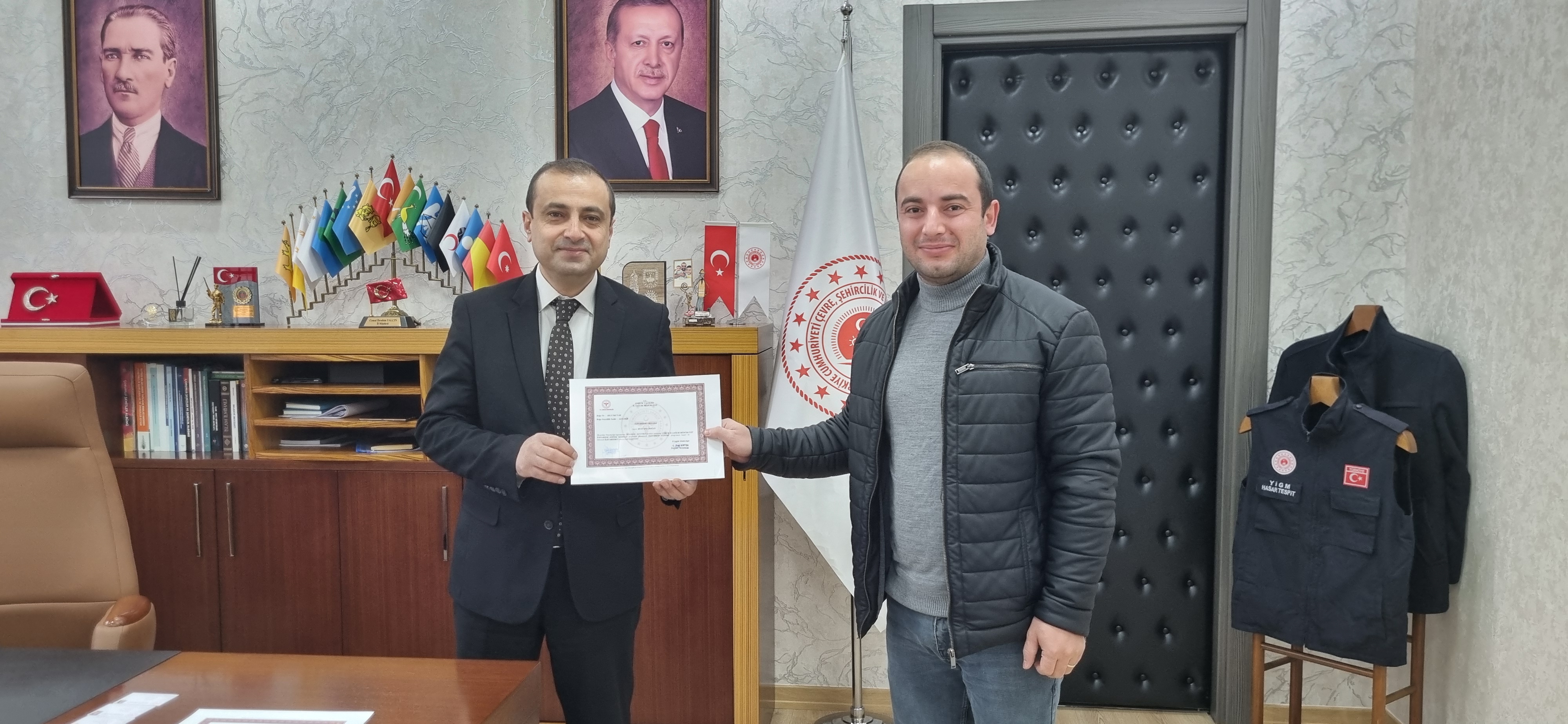 Düzenlenen İlk Yardım Eğitimlerini başarı ile tamamlayan İl Müdürlüğümüz personellerine başarı belgeleri İl Müdürü Cemal İbrahim YALÇIN tarafından takdim edilmiştir.