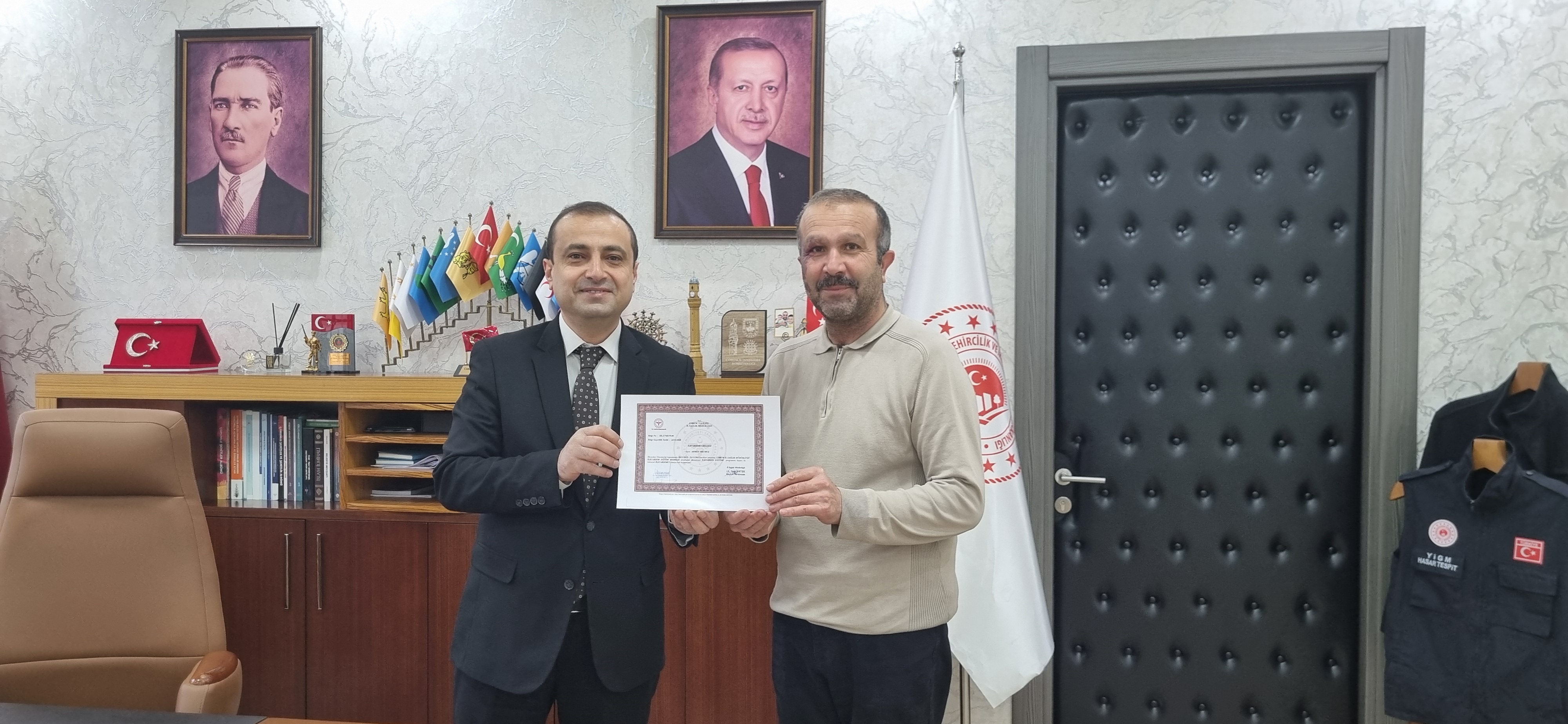 Düzenlenen İlk Yardım Eğitimlerini başarı ile tamamlayan İl Müdürlüğümüz personellerine başarı belgeleri İl Müdürü Cemal İbrahim YALÇIN tarafından takdim edilmiştir.