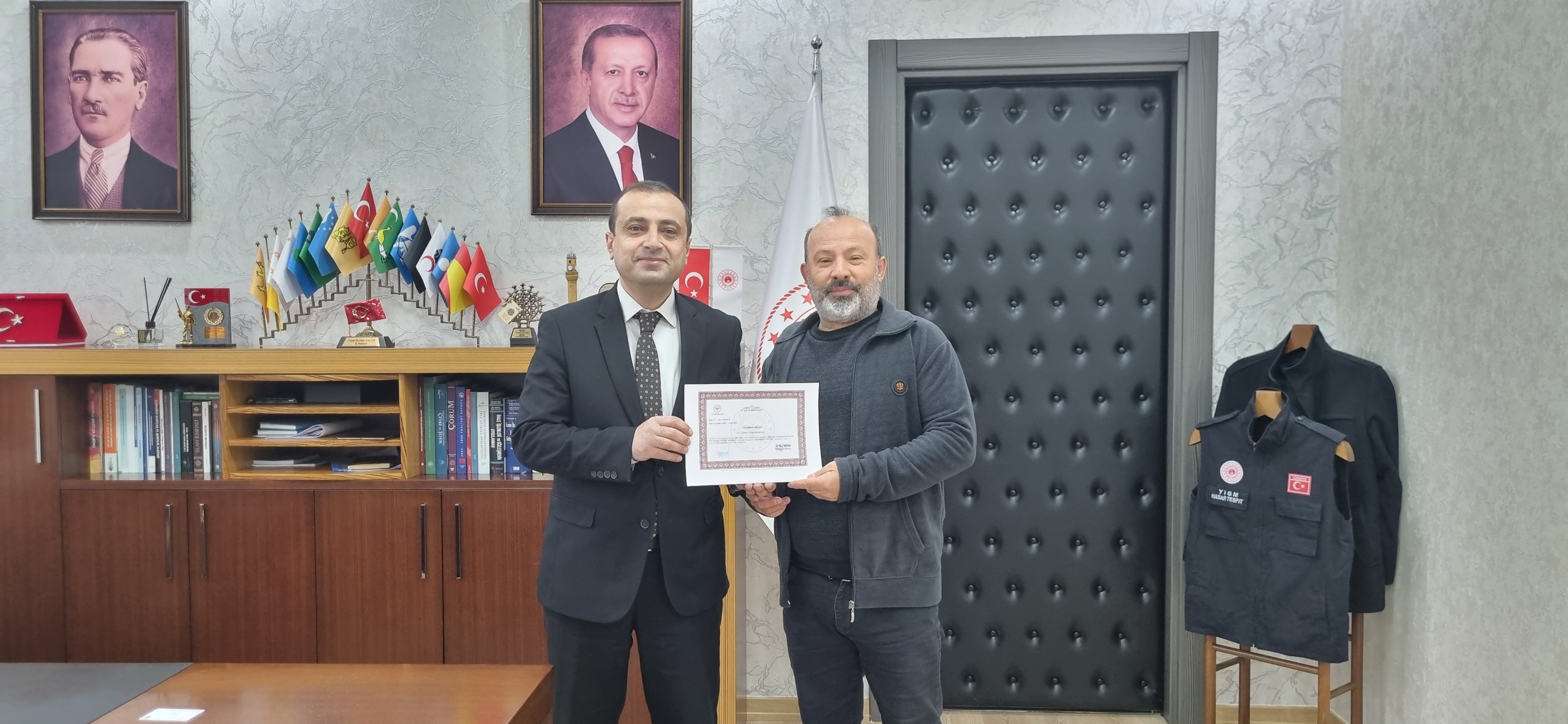 Düzenlenen İlk Yardım Eğitimlerini başarı ile tamamlayan İl Müdürlüğümüz personellerine başarı belgeleri İl Müdürü Cemal İbrahim YALÇIN tarafından takdim edilmiştir.