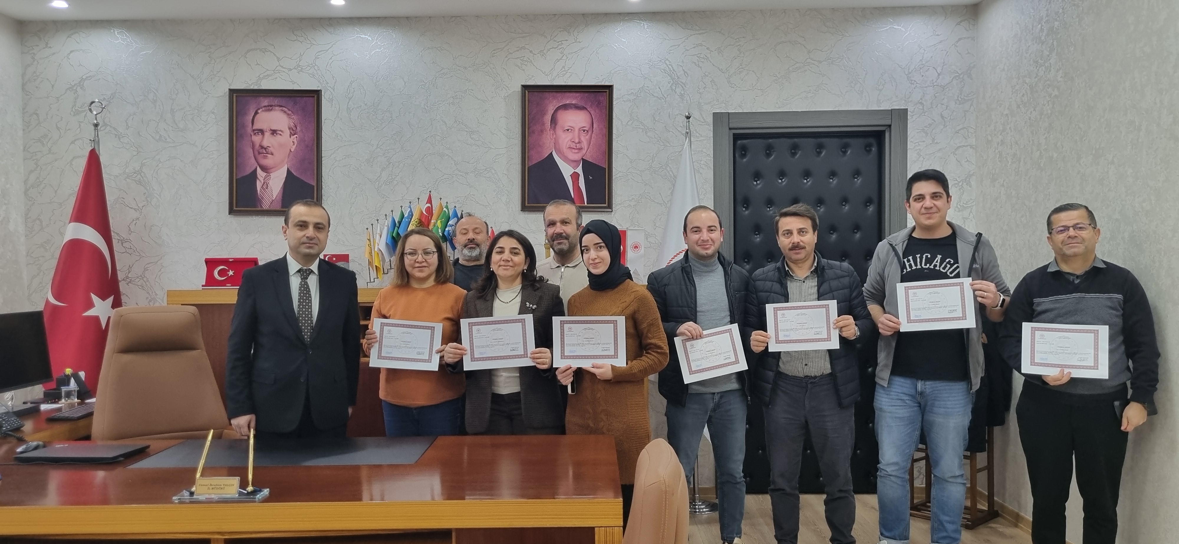Düzenlenen İlk Yardım Eğitimlerini başarı ile tamamlayan İl Müdürlüğümüz personellerine başarı belgeleri İl Müdürü Cemal İbrahim YALÇIN tarafından takdim edilmiştir.