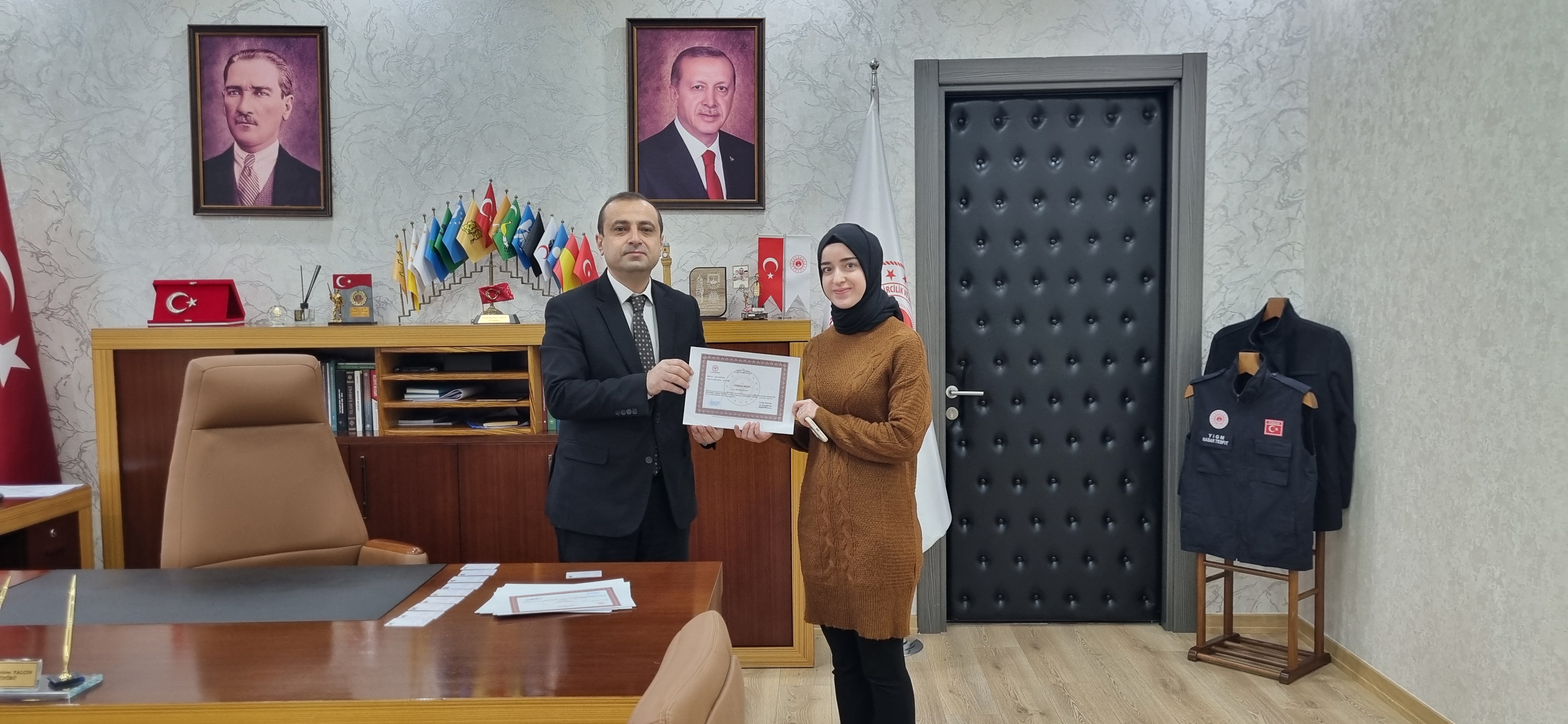 Düzenlenen İlk Yardım Eğitimlerini başarı ile tamamlayan İl Müdürlüğümüz personellerine başarı belgeleri İl Müdürü Cemal İbrahim YALÇIN tarafından takdim edilmiştir.