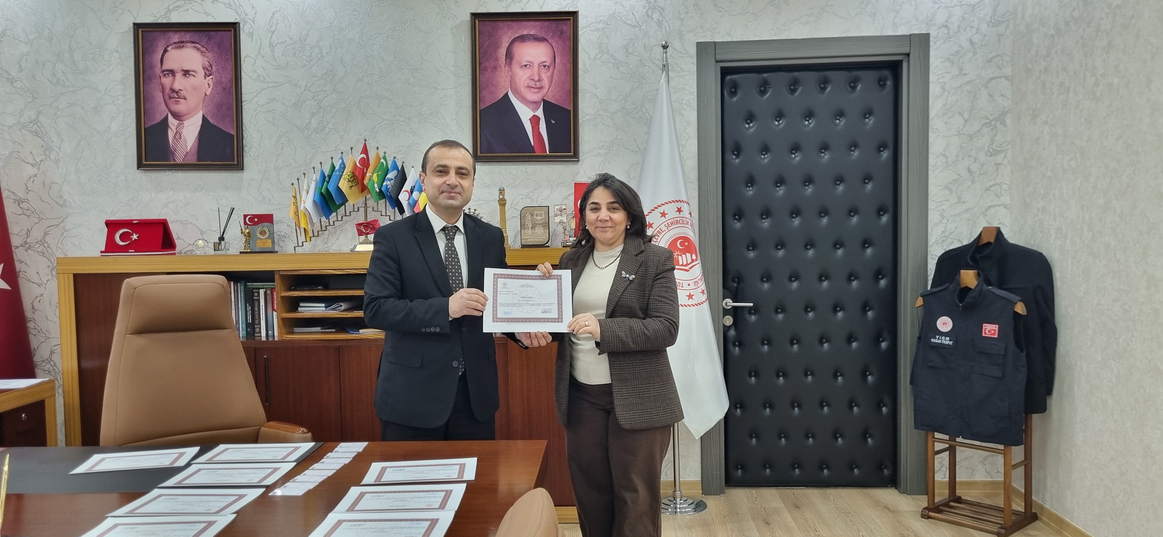Düzenlenen İlk Yardım Eğitimlerini başarı ile tamamlayan İl Müdürlüğümüz personellerine başarı belgeleri İl Müdürü Cemal İbrahim YALÇIN tarafından takdim edilmiştir.