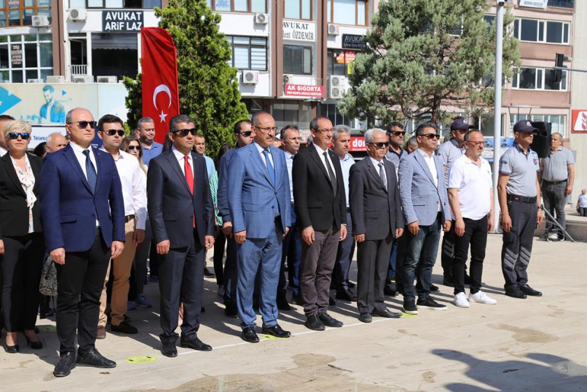 Çevre Haftası Etkinlikleri Kapsamında Atatürk Anıtına Çelenk Konuldu.