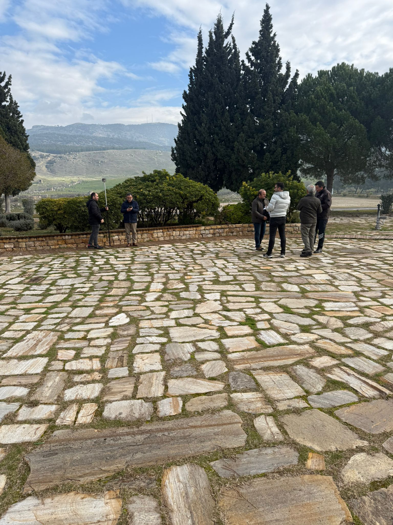 Pamukkale-Hierapolis Antik Kentinde jeotermal kaynak noktaları ve jeotermal su kanallarının yerinde tespit ve belirleme çalışmaları hk.