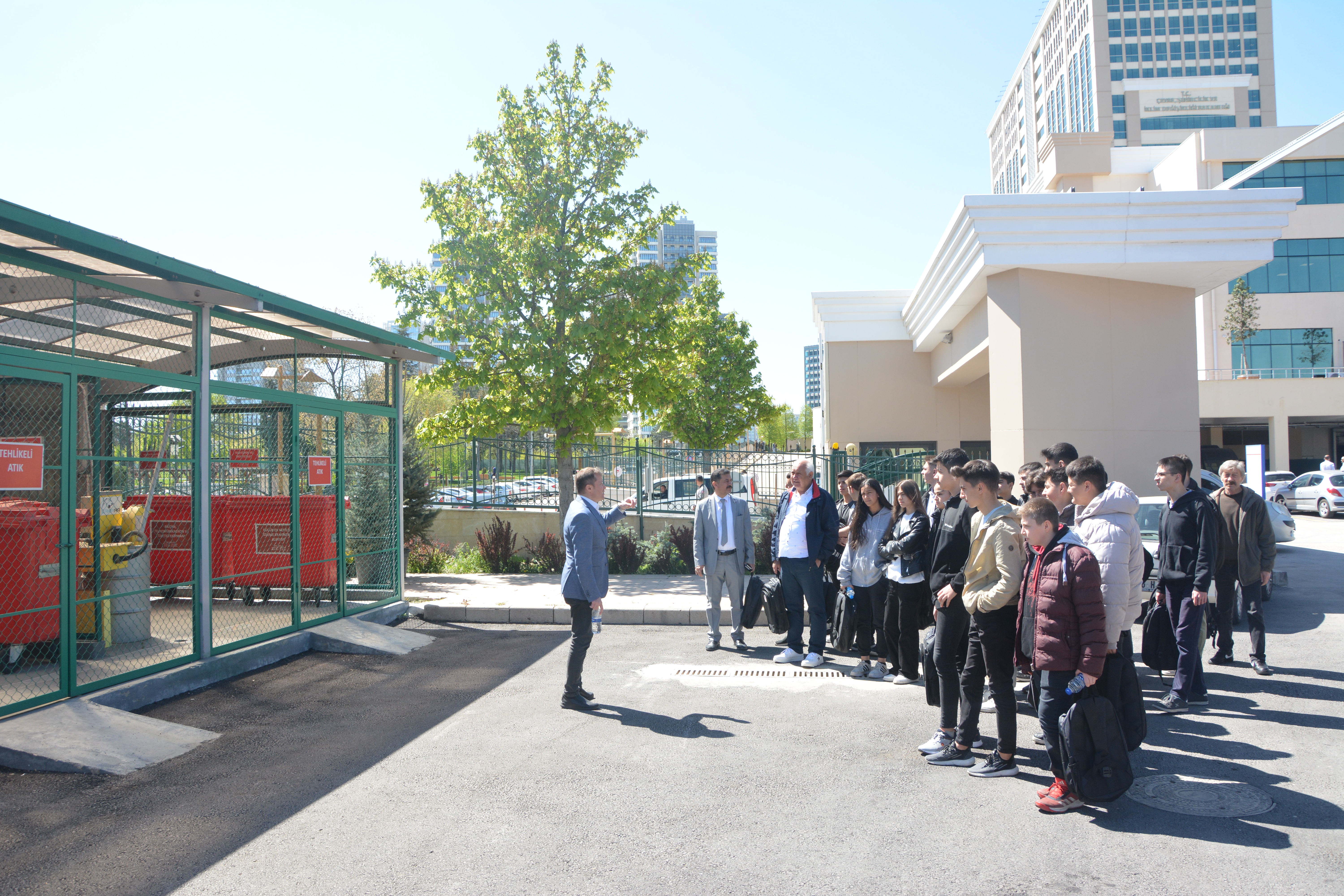 İskitler Mesleki Teknik Anadolu Lisesi Öğrencileri Bakanlığımızın Sıfır Atık Uygulamaları Hakkında bilgi verildi