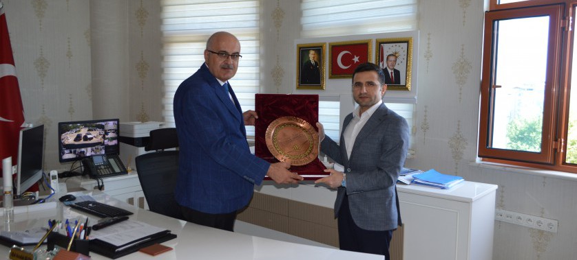 Cumhurbaşkanlığı Kararnamesi ile Bağlar Kaymakamlığı görevinden, Denizli Sarayköy Kaymakamlığı görevine atanan Sn. İsmail PENDİK veda ziyaretinde bulundu.