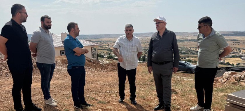 İl Müdürümüz İlimiz Kırsal Mahalleler de yapımı devam eden Hafif Çelik deprem evlerinin şantiyelerini ziyaret etti.