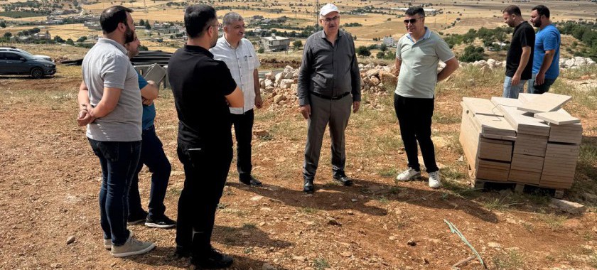 İl Müdürümüz İlimiz Kırsal Mahallelerde yapımı devam eden Hafif Çelik deprem evlerinin şantiyelerini ziyaret etti.