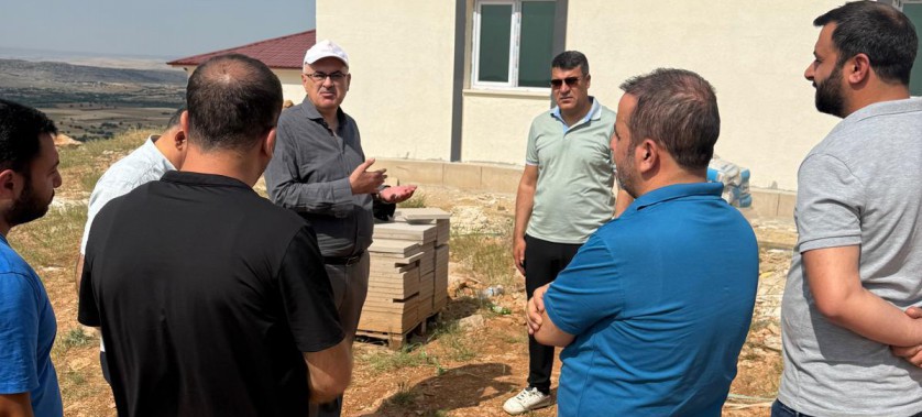 İl Müdürümüz İlimiz Kırsal Mahalleler de yapımı devam eden Hafif Çelik deprem evlerinin şantiyelerini ziyaret etti.