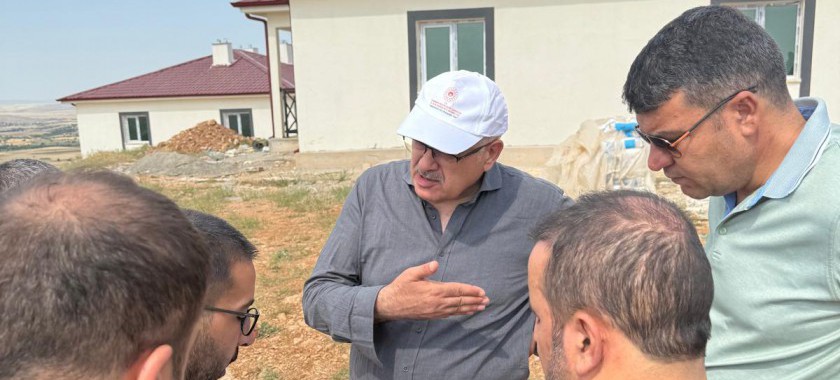 İl Müdürümüz İlimiz Kırsal Mahalleler de yapımı devam eden Hafif Çelik deprem evlerinin şantiyelerini ziyaret etti.