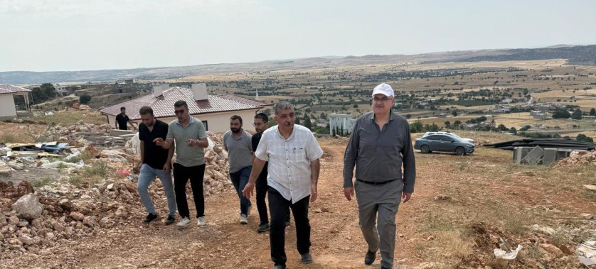 İl Müdürümüz İlimiz Kırsal Mahalleler de yapımı devam eden Hafif Çelik deprem evlerinin şantiyelerini ziyaret etti.