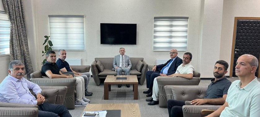 İl Müdürümüz  Ufuk Nurullah BİLGİN beraberin de Müdür Yardımcısı, Şube Müdürleri, Milli Emlak Müdür Yardımcısı ve teknik personellerle birlikte Lice Kaymakamımı Sn Muhammet İKİS’e hayırlı olsun ziyaretinde bulundular.
