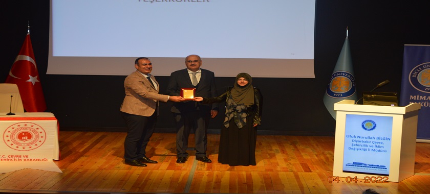 İl Müdürümüz Sn. Ufuk Nurullah BİLGİN Dicle Üniversitesi 15 Temmuz Kültür ve Kongre Merkezinde düzenlenen Çevre , Şehir ve Geri Dönüşüm konferansına katıldı.