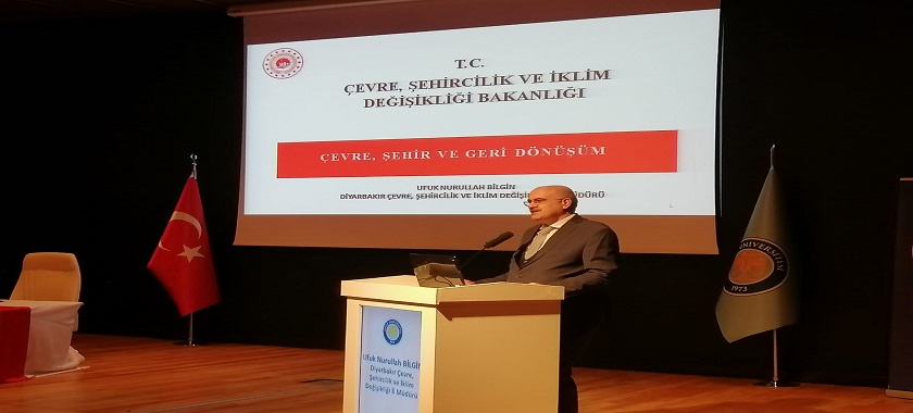 İl Müdürümüz Sn. Ufuk Nurullah BİLGİN Dicle Üniversitesi 15 Temmuz Kültür ve Kongre Merkezinde düzenlenen Çevre , Şehir ve Geri Dönüşüm konferansına katıldı.