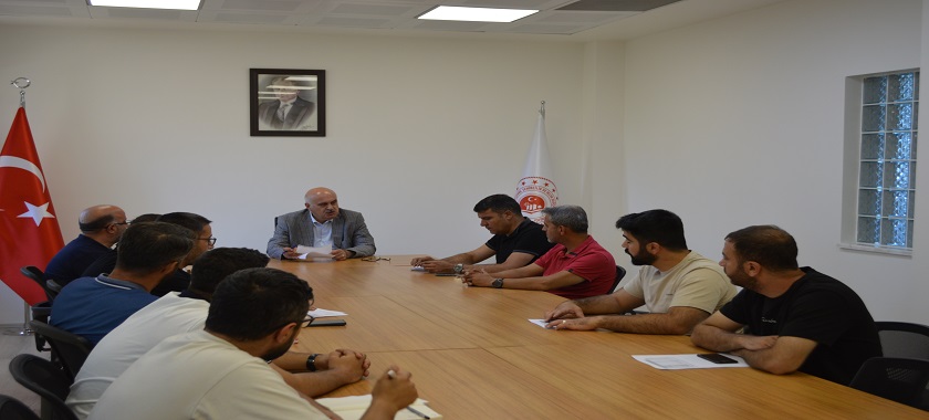 İl Müdürümüz Sayın Ufuk Nurullah BİLGİN, İlimiz Kırsal Mahallelerde yapımı devam eden Hafif Çelik deprem evlerinin yüklenici ve müşavir firma yetkilileri ile İl Müdürlüğümüz Toplantı Salonun da değerlendirme toplantısı gerçekleştirdi.