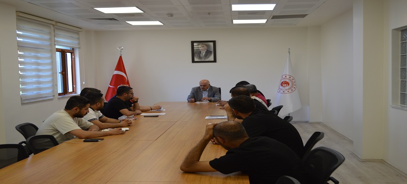 İl Müdürümüz Sayın Ufuk Nurullah BİLGİN, İlimiz Kırsal Mahallelerde yapımı devam eden Hafif Çelik deprem evlerinin yüklenici ve müşavir firma yetkilileri ile İl Müdürlüğümüz toplantı solunun da değerlendirme toplantısı gerçekleştirdi.