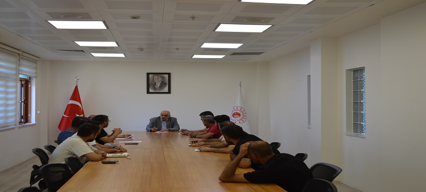 İl Müdürümüz Sayın Ufuk Nurullah BİLGİN, İlimiz Kırsal Mahallelerde yapımı devam eden Hafif Çelik deprem evlerinin yüklenici ve müşavir firma yetkilileri ile İl Müdürlüğümüz toplantı solunun da değerlendirme toplantısı gerçekleştirdi.