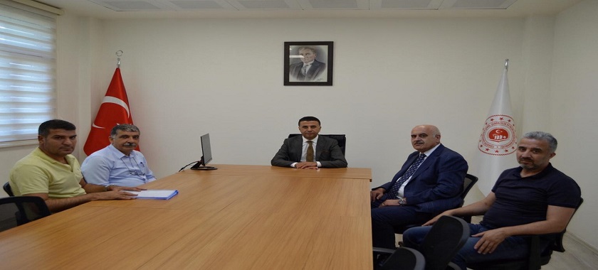 Vali Yardımcımız Sayın Aziz GÖLBAŞI yapımı devam eden konutların yapım süreçleri hakkında değerlendirme toplantısı yaptılar.