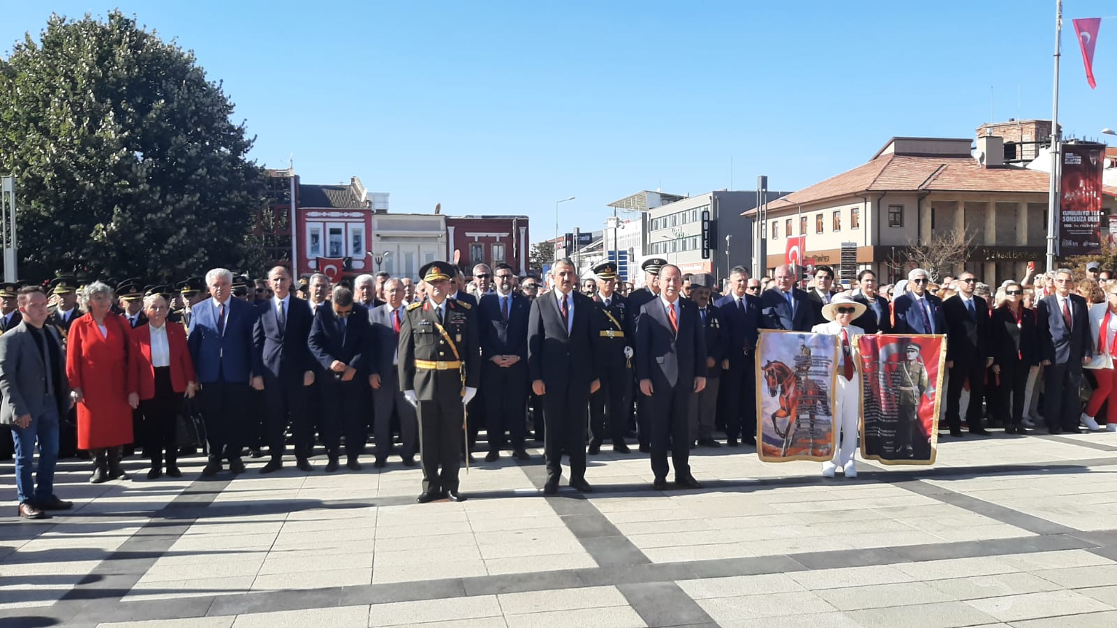 29 Ekim Cumhuriyet Bayramı Nedeniyle Atatürk Anıtına Çelenk Sunma Töreni Gerçekleştirildi