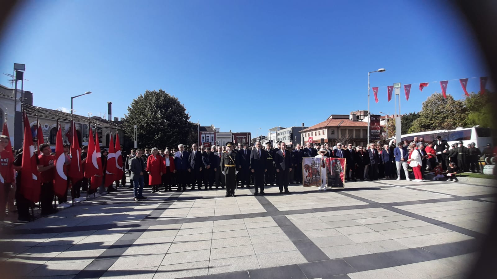 29 Ekim Cumhuriyet Bayramı Nedeniyle Atatürk Anıtına Çelenk Sunma Töreni Gerçekleştirildi