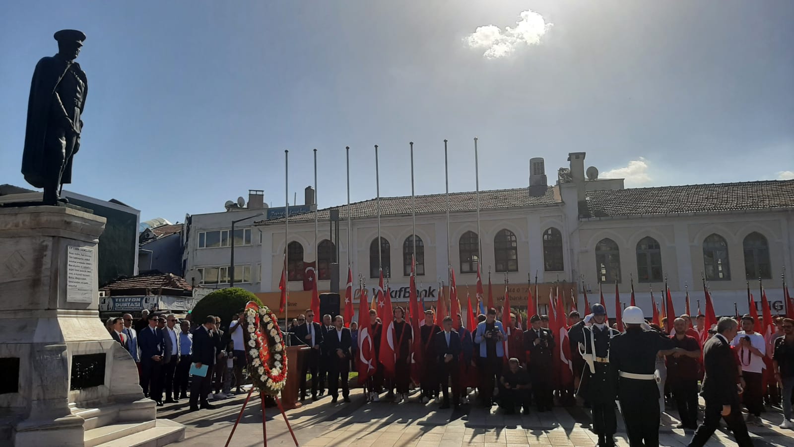 29 Ekim Cumhuriyet Bayramı Nedeniyle Atatürk Anıtına Çelenk Sunma Töreni Gerçekleştirildi